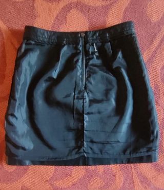 MINIFALDA DE PIEL STRADIVARIUS TALLA S BORDADO.