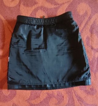 MINIFALDA DE PIEL STRADIVARIUS TALLA S BORDADO.