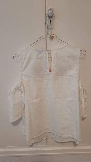 Blusa blanca bordada - hombros caídos