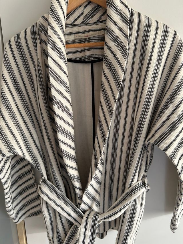 Kimono rayado blanco y negro