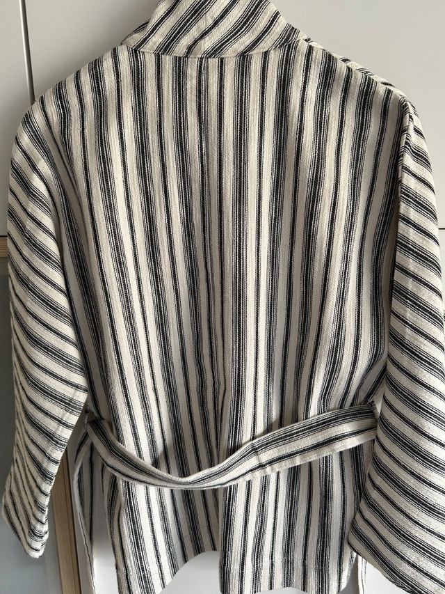 Kimono rayado blanco y negro