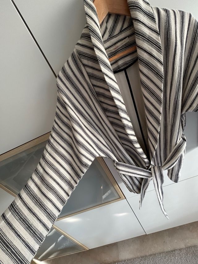 Kimono rayado blanco y negro