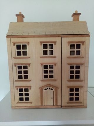 Casa de muñecas de madera