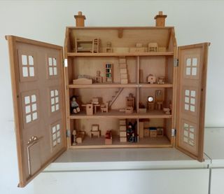Casa de muñecas de madera