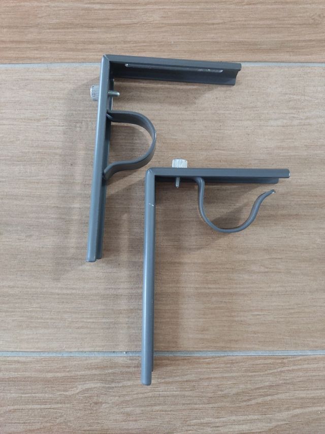 Supporti per tende in metallo grigio