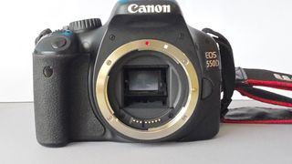 Canon EOS 550D + Objetivo EF-S 18-135mm IS