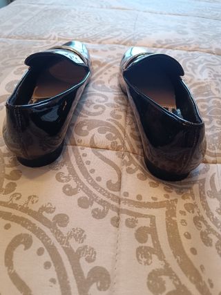 Zapatos charol negros con hebilla plateada