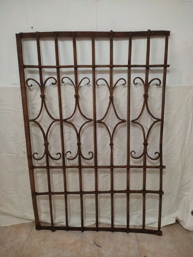 Verja antigua de hierro forjado
