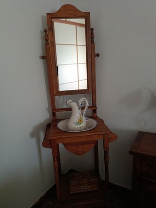 Lavabo antiguo de madera con espejo