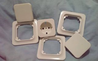 2 interruptores,  un enchufe y 2 tapas