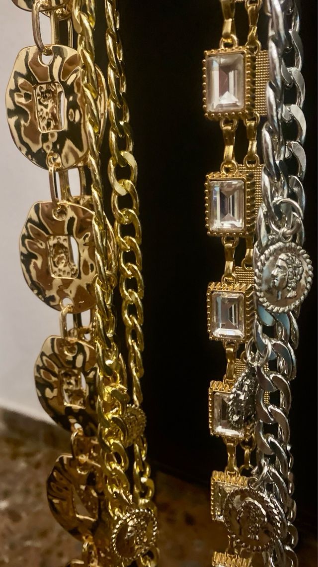 Cinturones dorados y plateados