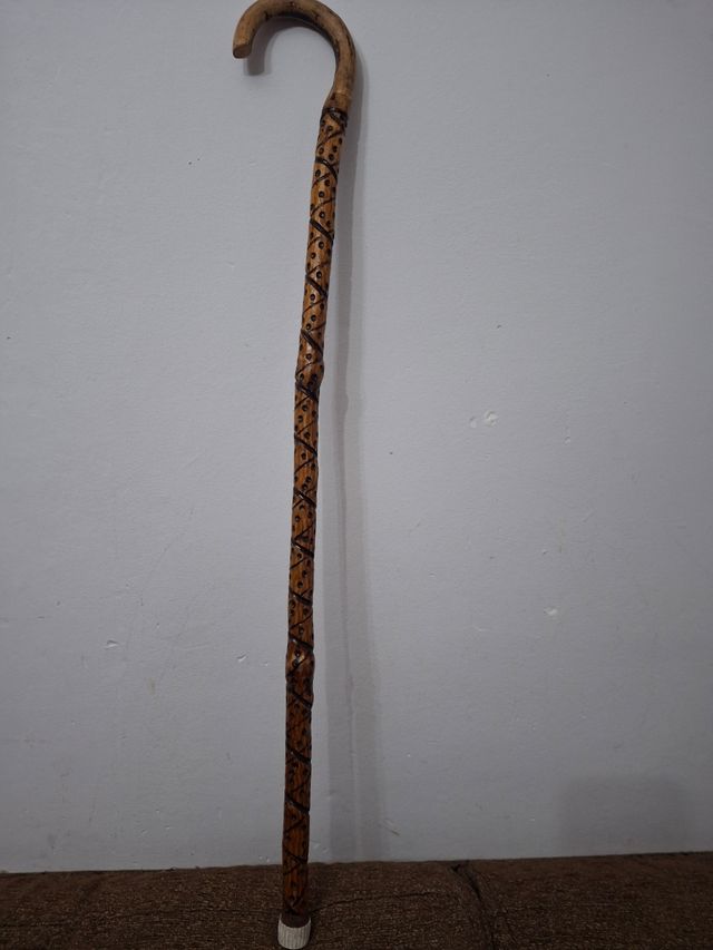 Bastone di legno intagliato
