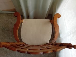 Urge venta por mudanza .
Mecedora madera maciza