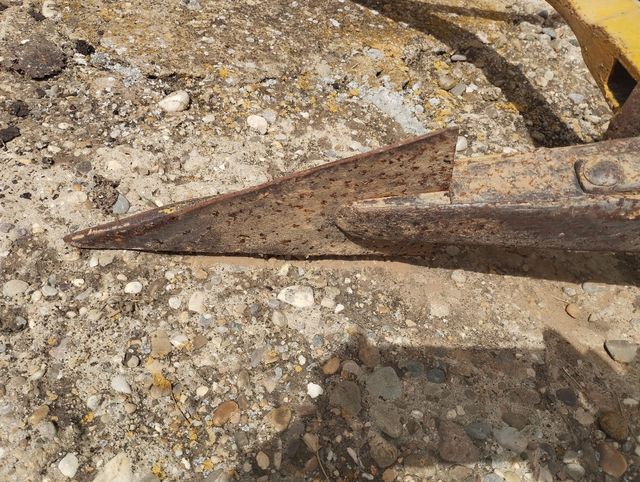 Arado antiguo hierro - herramienta agrícola