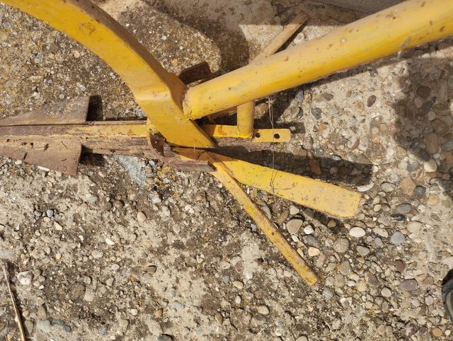 Arado antiguo hierro - herramienta agrícola