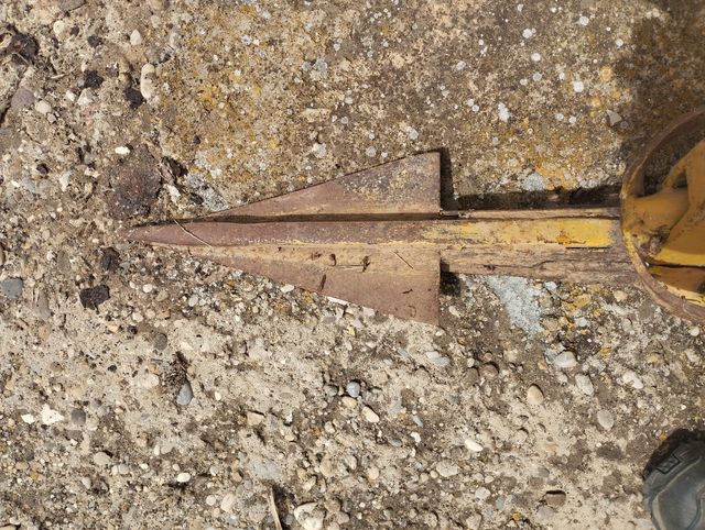 Arado antiguo hierro - herramienta agrícola