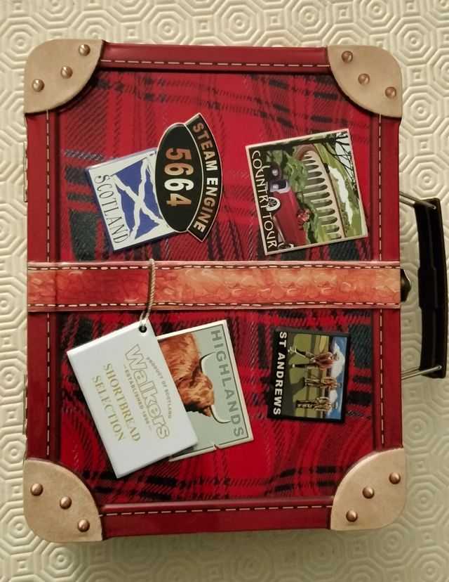 Lata metálica temática viajera. Con asa y cierre.