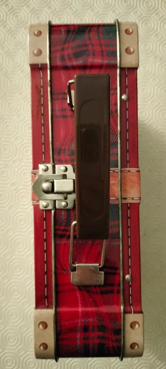 Lata metálica temática viajera. Con asa y cierre.