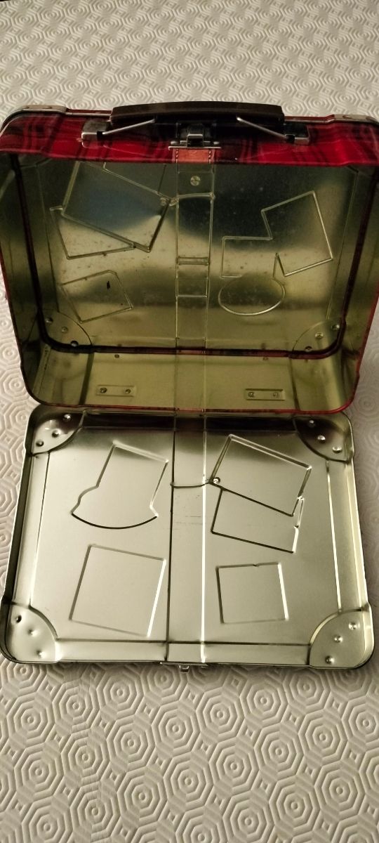 Lata metálica temática viajera. Con asa y cierre.