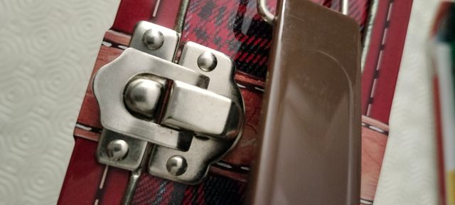 Lata metálica temática viajera. Con asa y cierre.