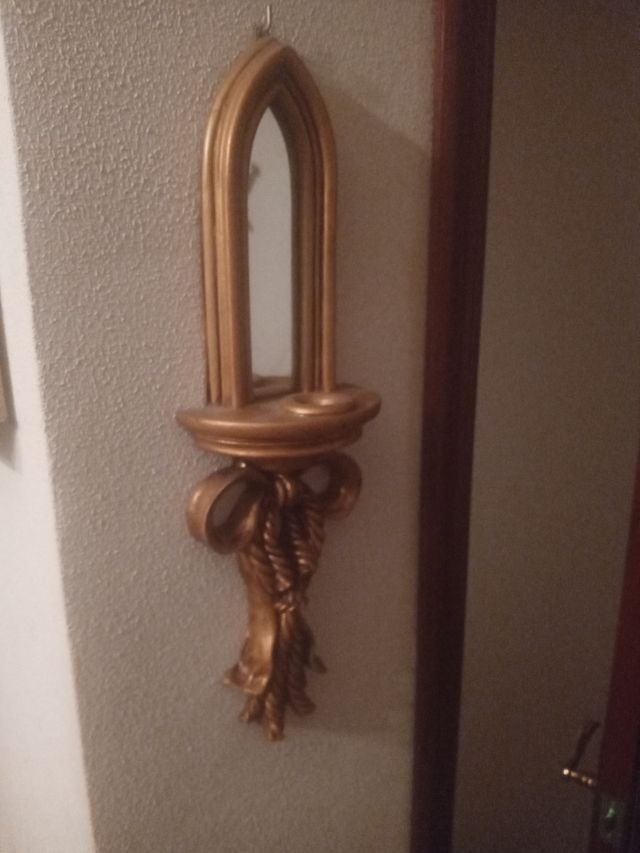 Espejo dorado con portavelas