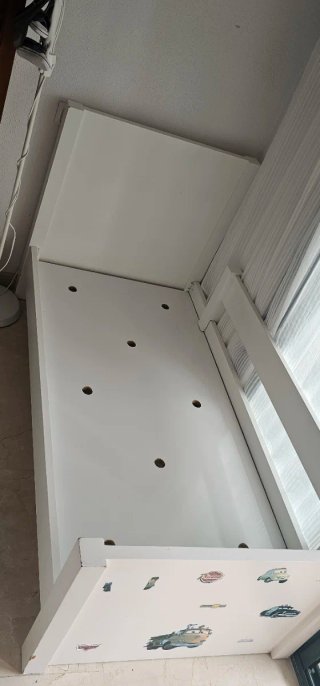 Cama infantil con colchón.