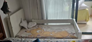 Cama infantil con colchón.