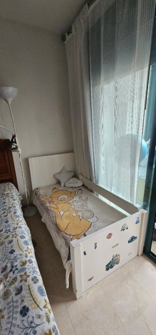 Cama infantil con colchón.