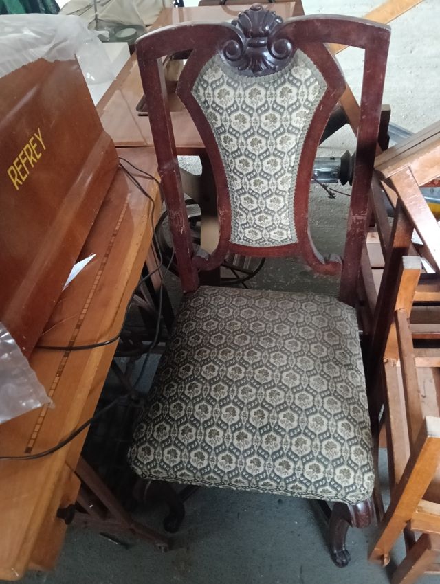 Silla antigua de madera tapizada en buen estado .