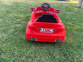 Coche eléctrico infantil rojo