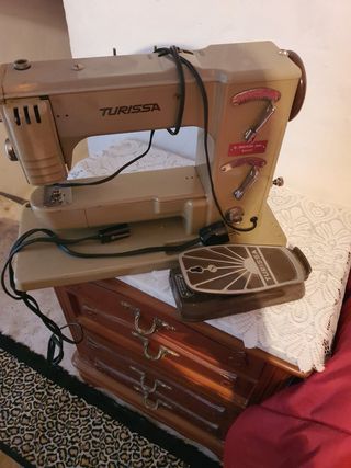Máquina coser Turissa antigua beige