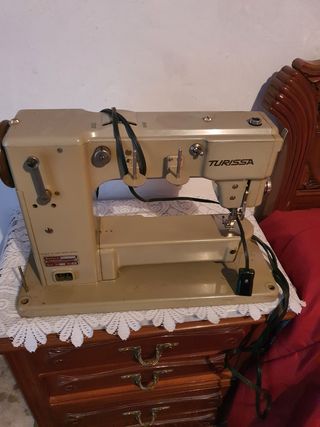 Máquina coser Turissa antigua beige