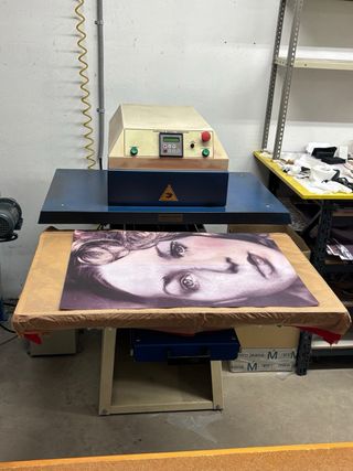 Prensa termo fijadora de sublimación hidráulica.