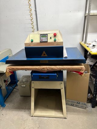 Prensa termo fijadora de sublimación hidráulica.