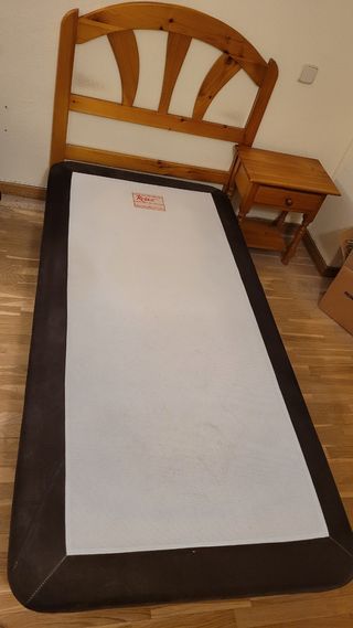 Somier con patas, cabecero y mesilla madera