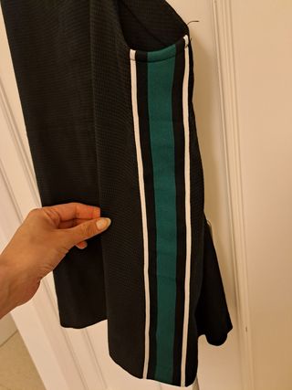 Vestido peto azul oscuro y franjas laterales verde