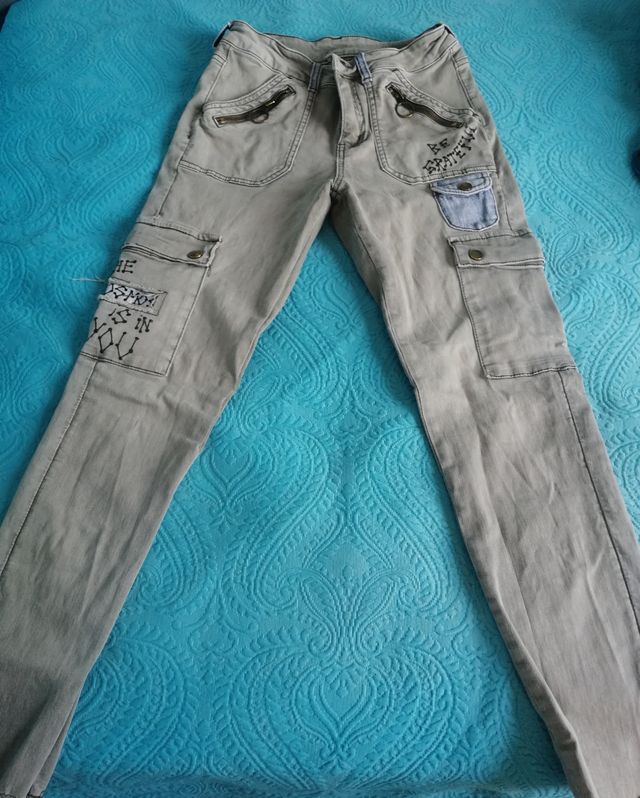 Pantalones Desigual color caqui, pitillo