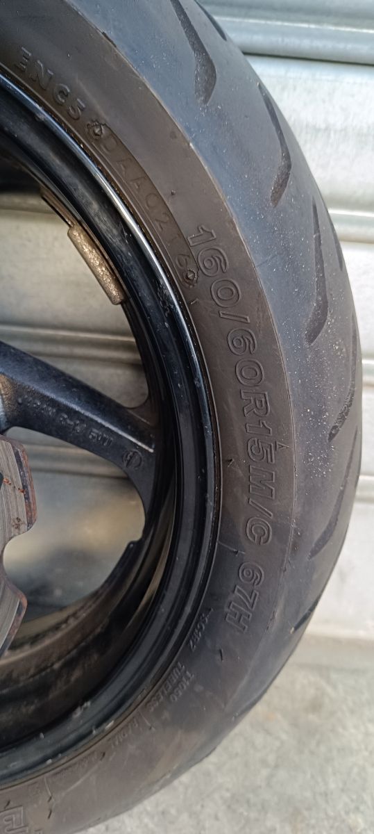 Cerchio post. Yamaha T-Max: gomma & disco