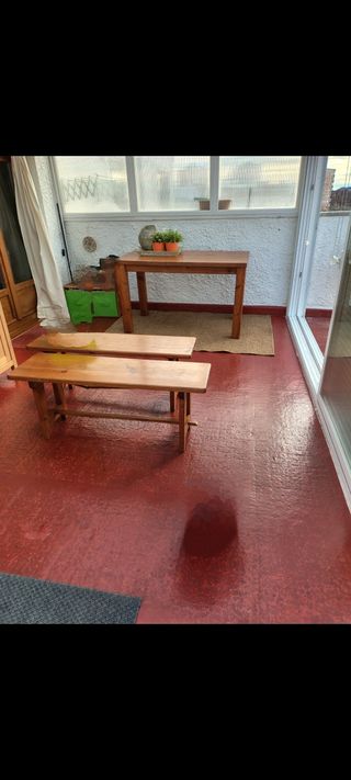 Mesa y bancos de madera maciza