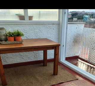 Mesa y bancos de madera maciza