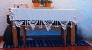 Mesa y bancos de madera maciza