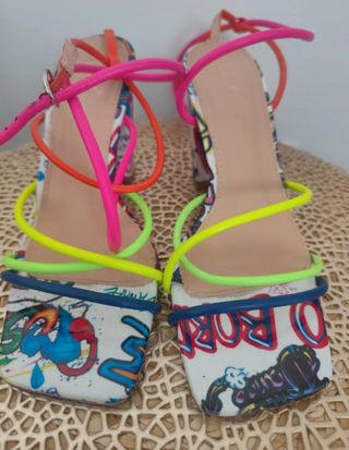 Sandalias de verano con tiras de colores 