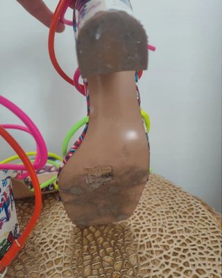 Sandalias de verano con tiras de colores 