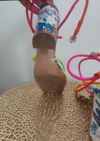 Sandalias de verano con tiras de colores 