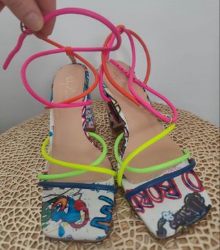 Sandalias de verano con tiras de colores 