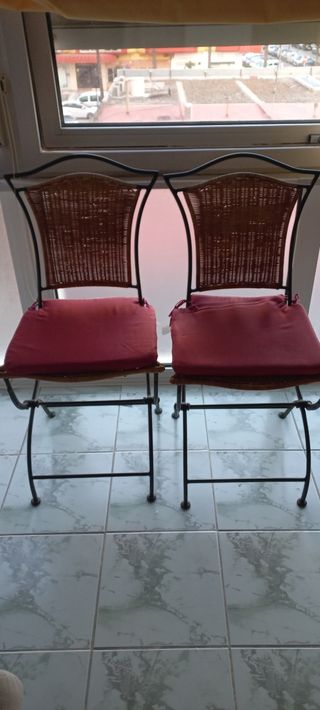 2 Sillas terraza forja negras con cojines rojos