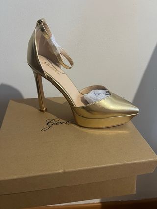 Zapatos tacón dorados