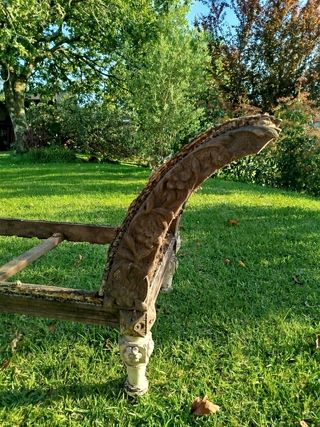 Diván antiguo de madera