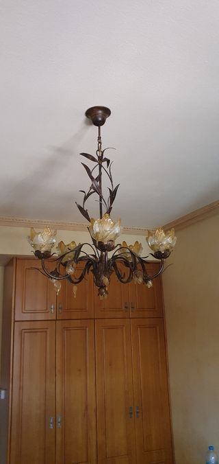 Lampara techo 5 tulipas metal dorada