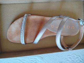 Sandalias Unisa platino y brillantes. Talla 37
